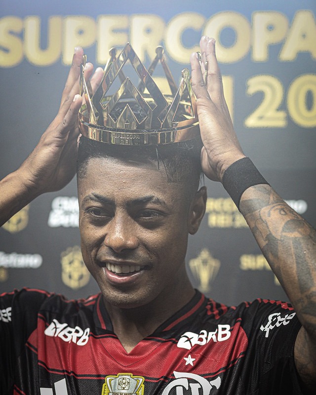 Bruno Henrique com a coroa de Melhor Jogador da Partida pelo Flamengo na Supercopa Rei - Marcos Júnior/CBF - Reprodução: Flickr CBF