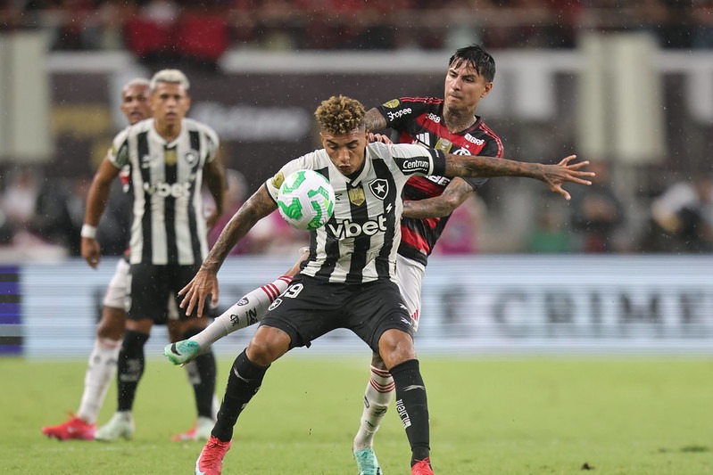 Igor Jesus do Botafogo e Erick Pulgar do Flamengo disputam bola na decisão da Supercopa Rei - Fernando Torres/CBF - Reprodução: Flickr CBF