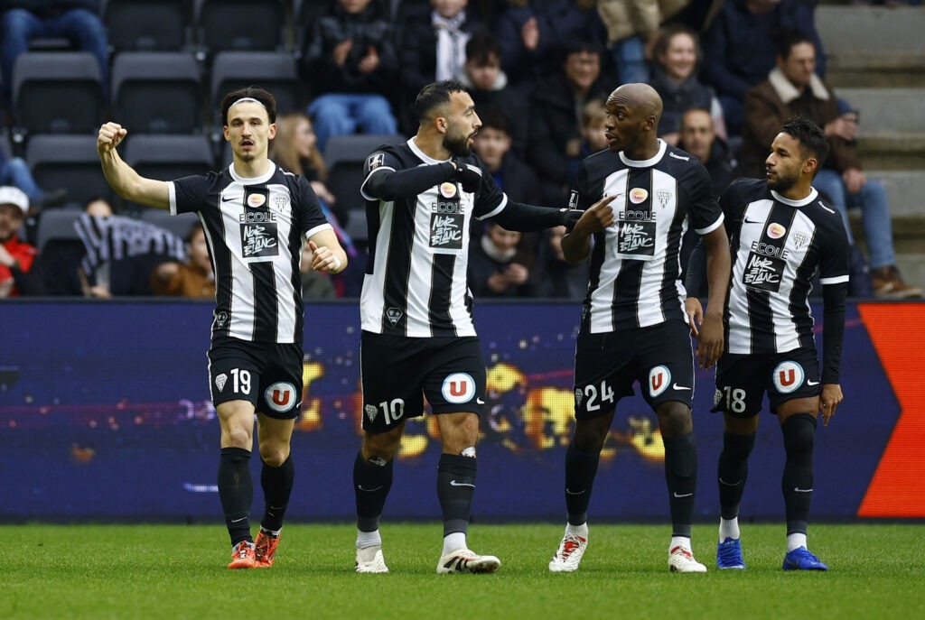 Jogadores do Angers em ação