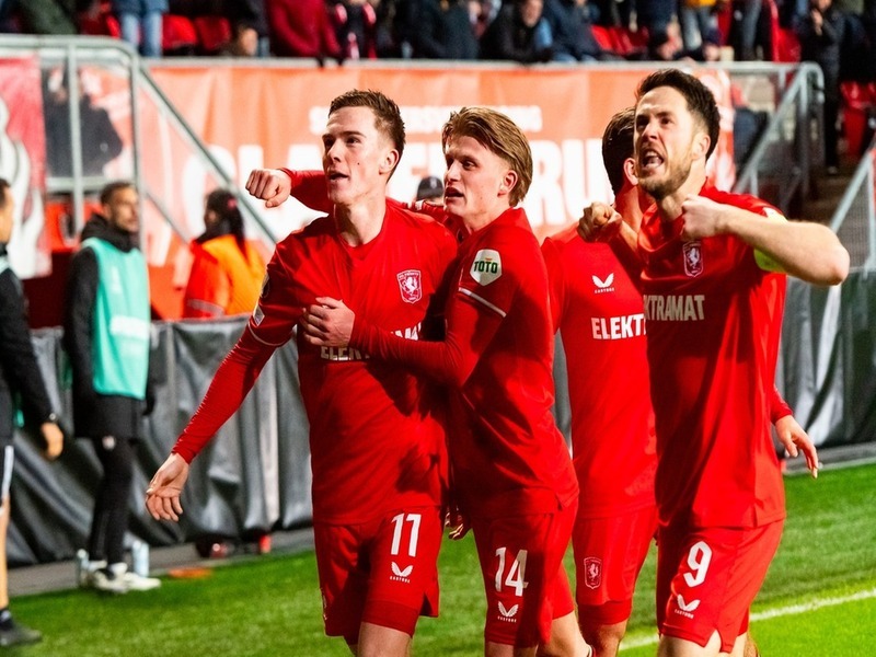 Jogadores do Twente - Reprodução: Yandex