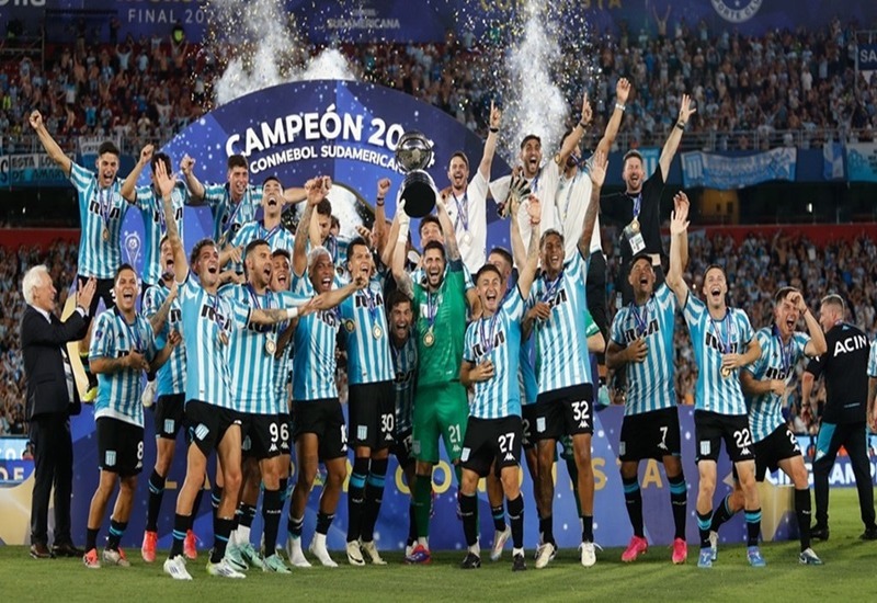 Jogadores do Racing-ARG com Taça da Copa Sul-americana - Foto: Santiago Gómez Roca - Reprodução: Site Oficial do Racing-ARG