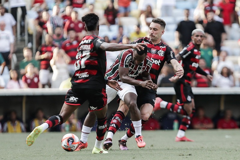 Jogadores do Flamengo e Fluminense - FOTO: LUCAS MERÇON / FLUMINENSE F.C. - Reprodução: Flickr Fluminense