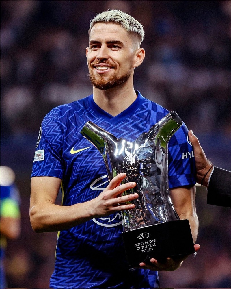 Jorginho com prêmio de Melhor Jogador da Europa - Reprodução: Yandex