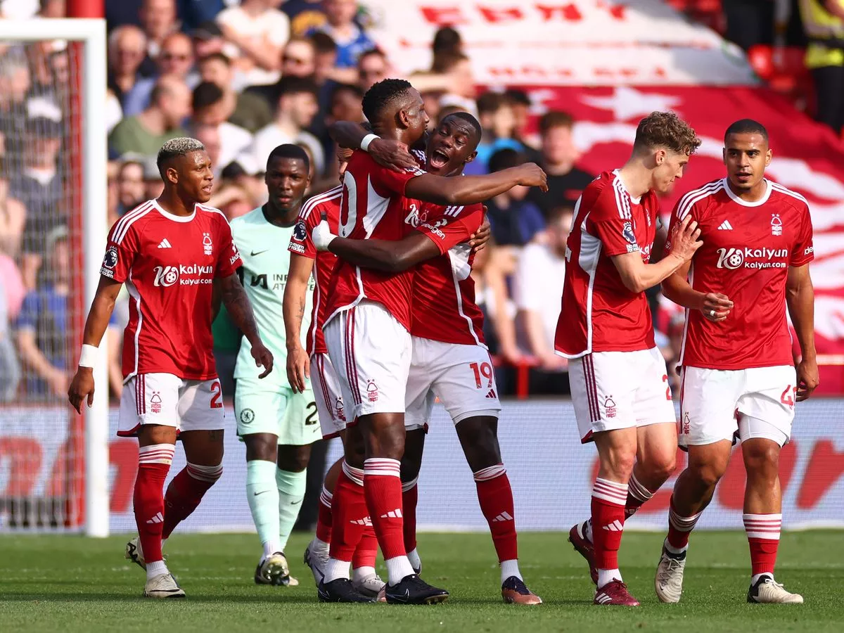 Jogadores do Nottingham Forest em ação