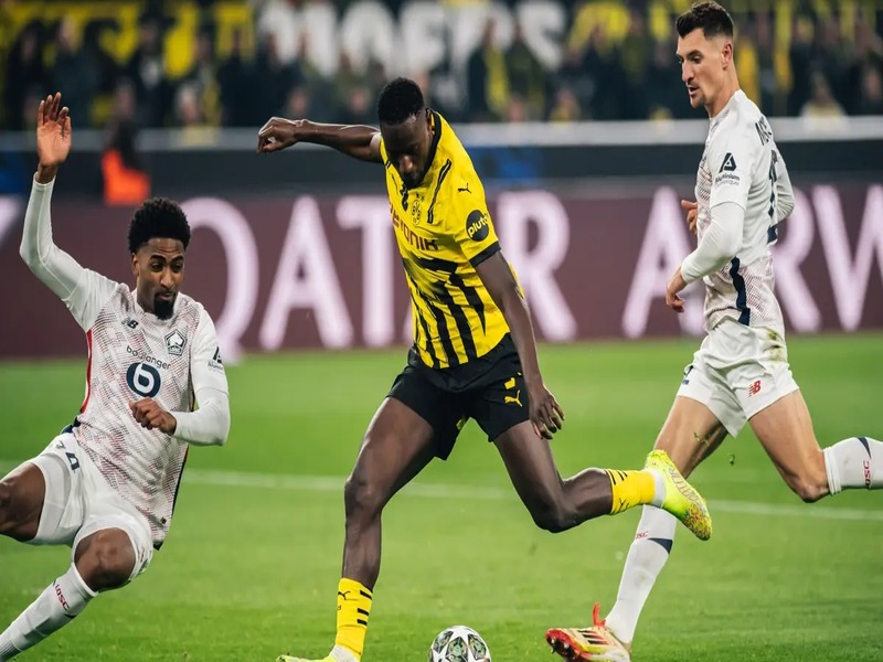 Jogadores do Borussia Dortmund e Lille  - Reprodução: Yandex